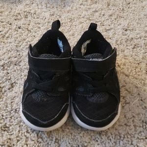 Nike toddler shoes size 6